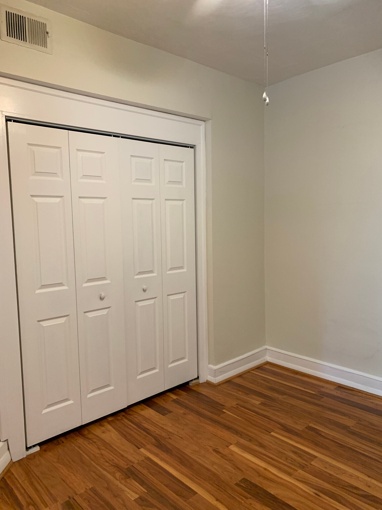 Building Photo - 527 9th St NE