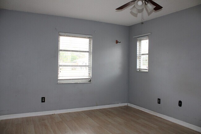 Building Photo - A charming 2-bedroom, 2-bathroom home located in the vibrant community of Spring Hill