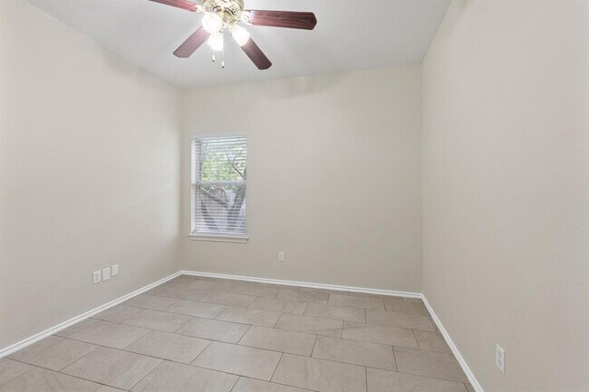 Building Photo - 802 N Creek Blvd