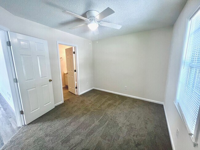 Building Photo - 105 White Ash Ln