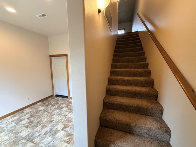 Building Photo - Beautiful 2 Bed, 1.5 Bath Townhouse with Bridger Views, Pets OK!