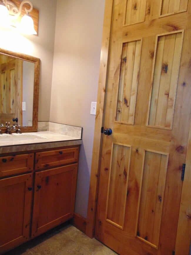 Building Photo - Majestic 3 Bed Mid MO Ranch!