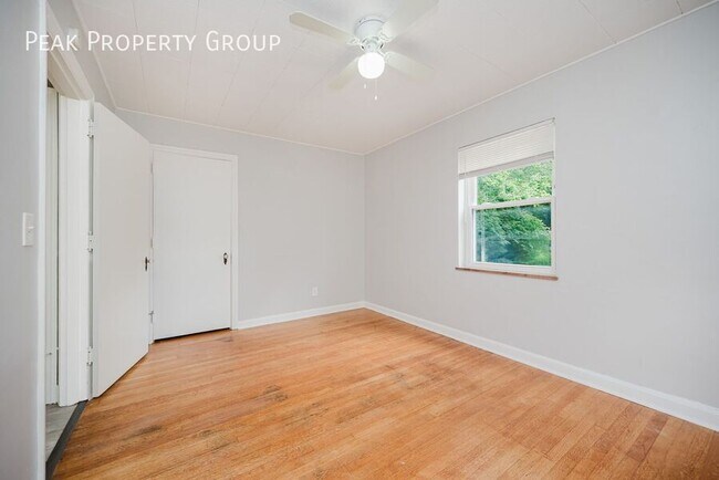 Building Photo - 5828 Ridge Ave