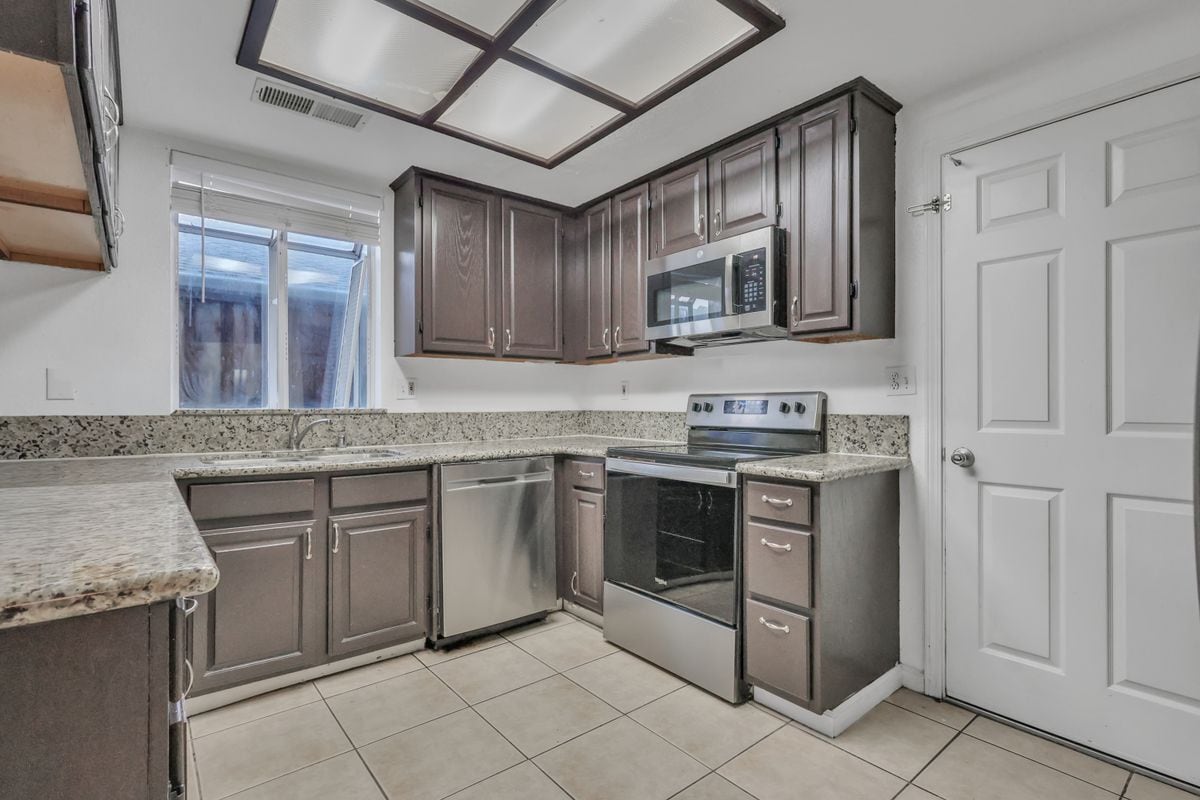 Building Photo - 940 Collegeview Dr