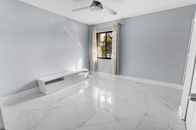 Building Photo - 3068 S Oakland Forest Dr