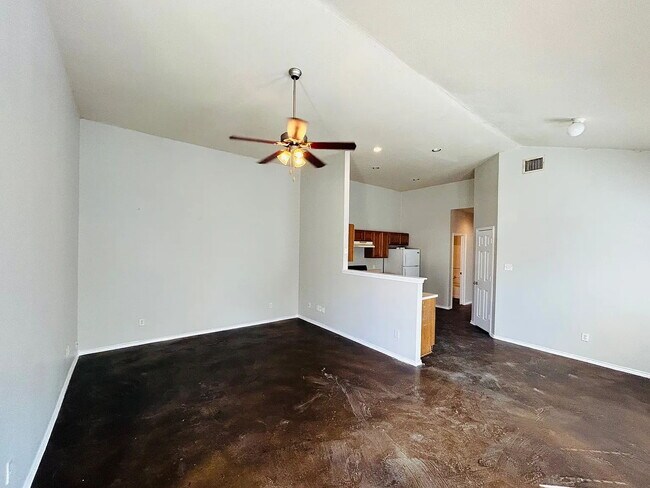 Building Photo - Application Special - 3/2 Home with a Yard and Central AC