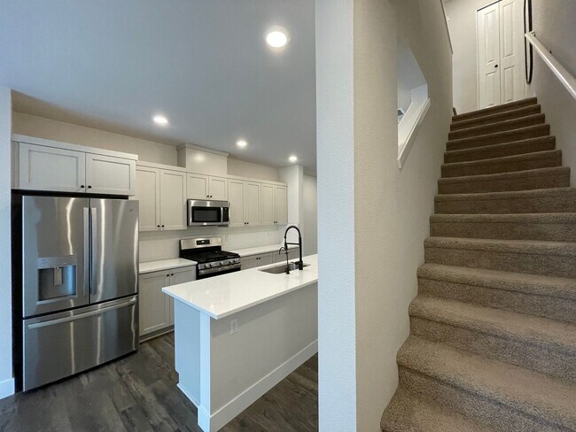Building Photo - Beautiful, Bight & Modern 2Bd/2.5Ba Townhome in North Bethany! Two car attached garage, In unit l...