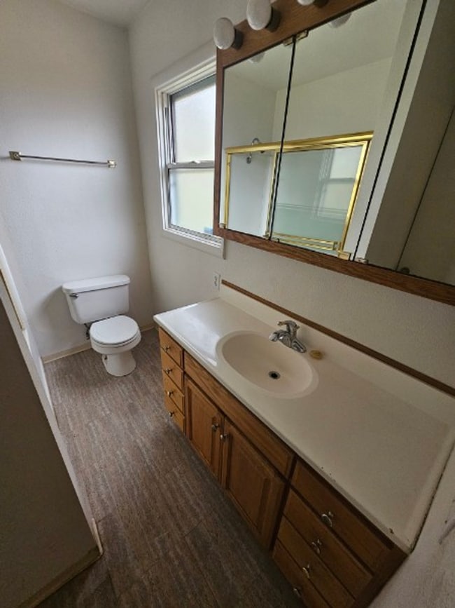 Building Photo - Rental in central Lakeport