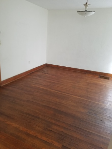 Building Photo - 300 Bowers St