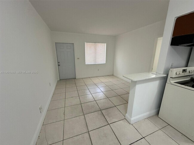 Building Photo - 1270 NE 139th St