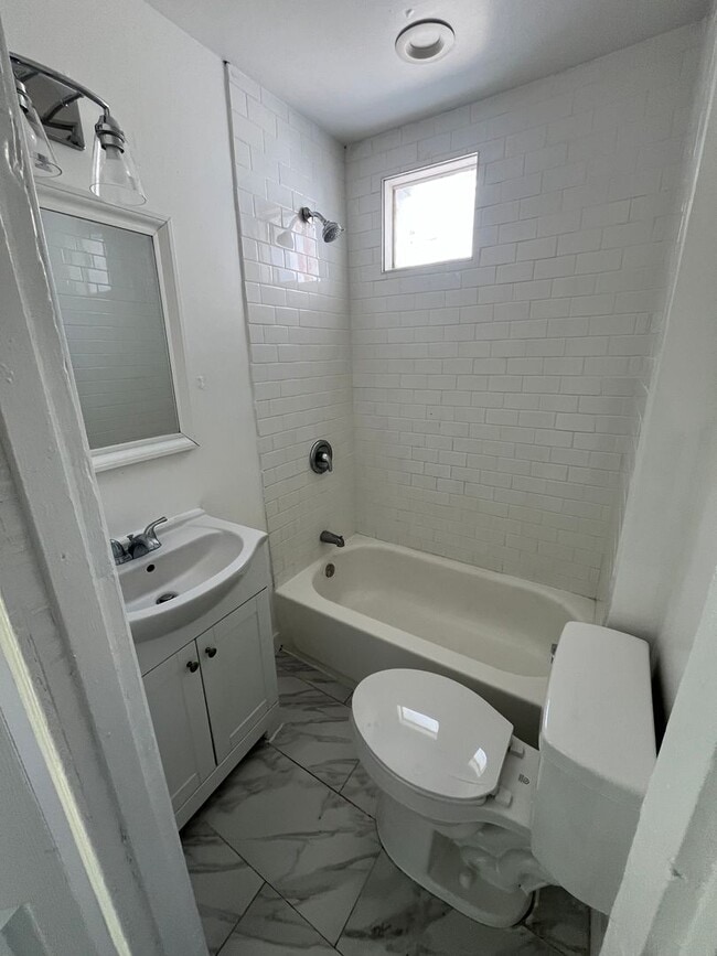 Building Photo - Beautiful Home - North Philadelphia