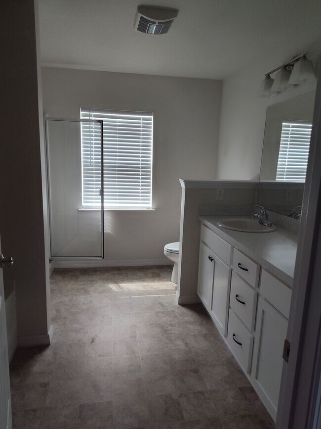 Building Photo - 3BR/2BA Home in Marion Oaks – Spacious Lot...