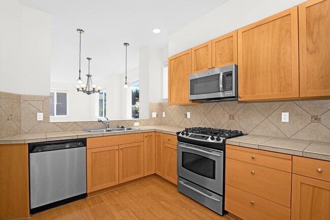 Building Photo - Kirkland Rose Hill - 2 Bedroom Plus Office & Bonus Room & Garage