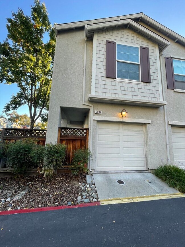 Building Photo - Beautifully Updated 3BD/2.5BA Townhouse in Citrus Heights!