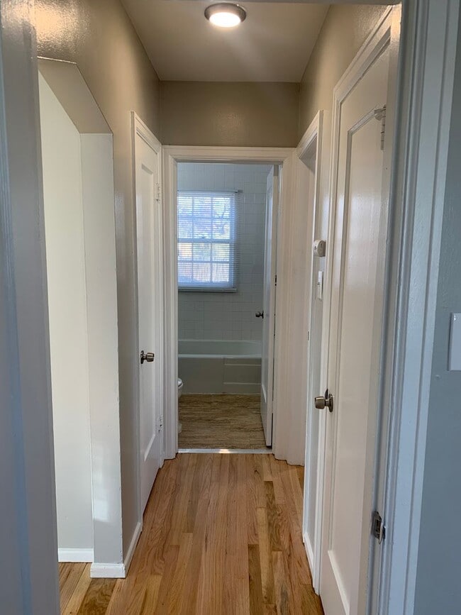 Building Photo - 2 BEDROOM, 1 BATHROOM APARTMENT