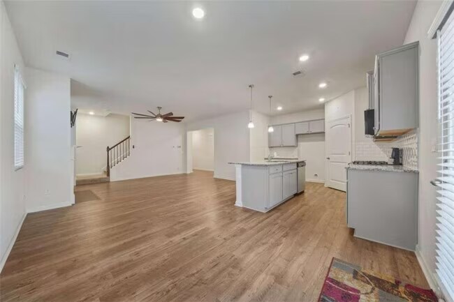 Building Photo - 826 Bentley Dr