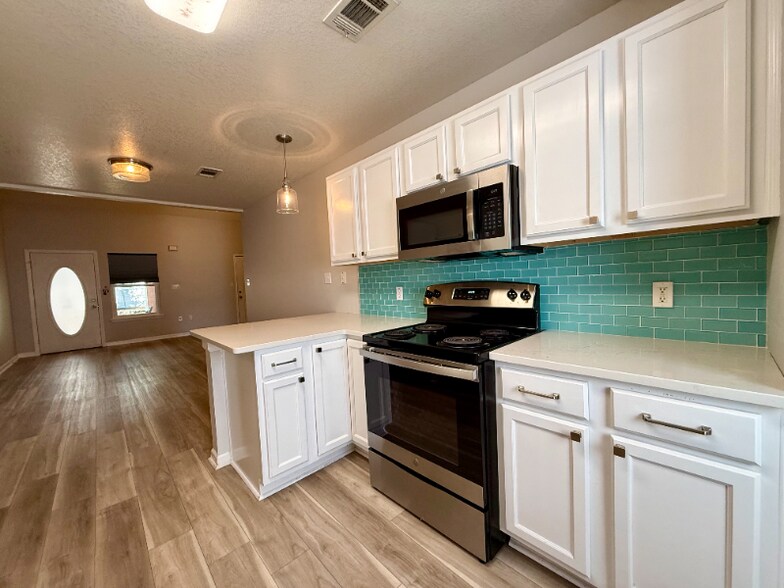 Building Photo - 1000 Airport Rd