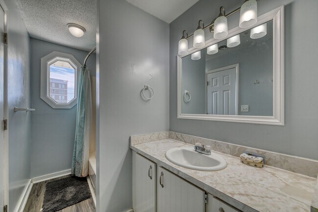 Building Photo - FULLY FURNISHED OFF-SEASON RENTAL STARTING MID-OCT