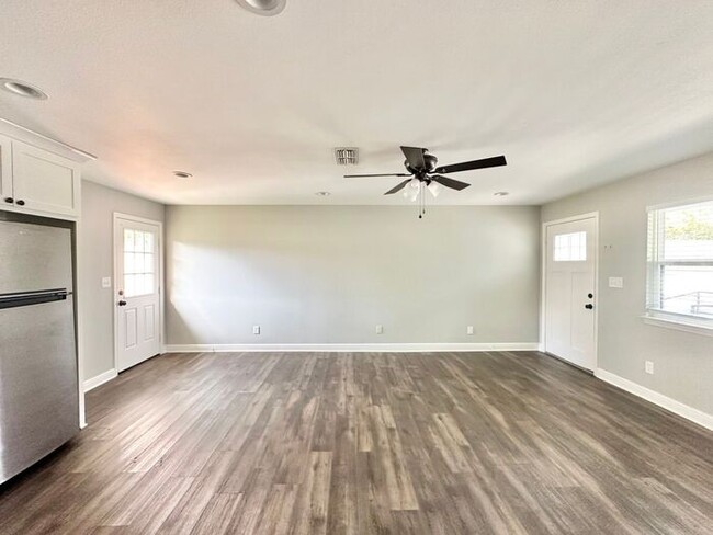 Building Photo - Available Now! Recently Remodeled 3 Bedroo...