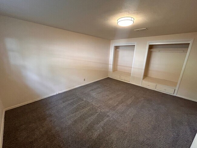 Building Photo - 750 W Cliff Dr
