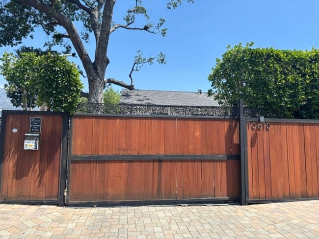 Building Photo - Remodeled 3 Bed 3 Bath House with Jacuzzi ...