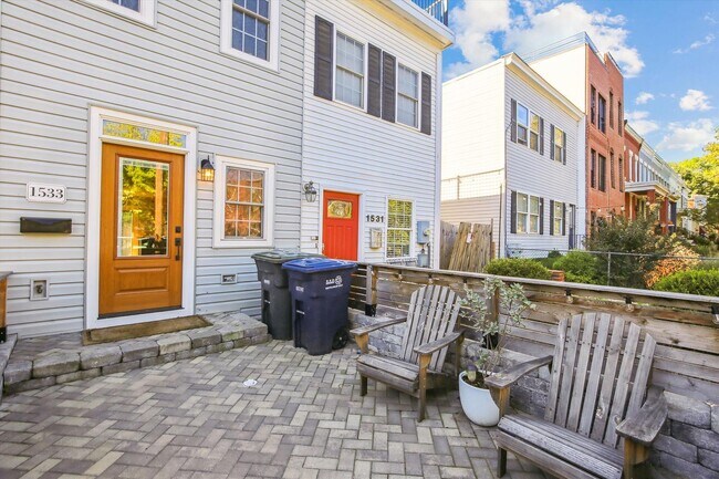 Building Photo - Spiffy 3 Bedroom, 2 Full Bathroom Rowhome just steps from Lincoln Park!!
