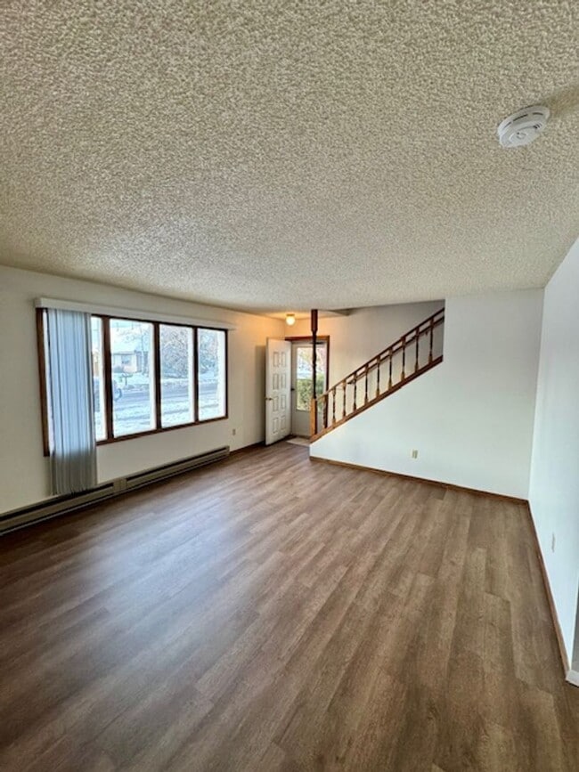 Building Photo - 4 Bedroom, 2.5 Bathroom Townhouse, Close to MSU
