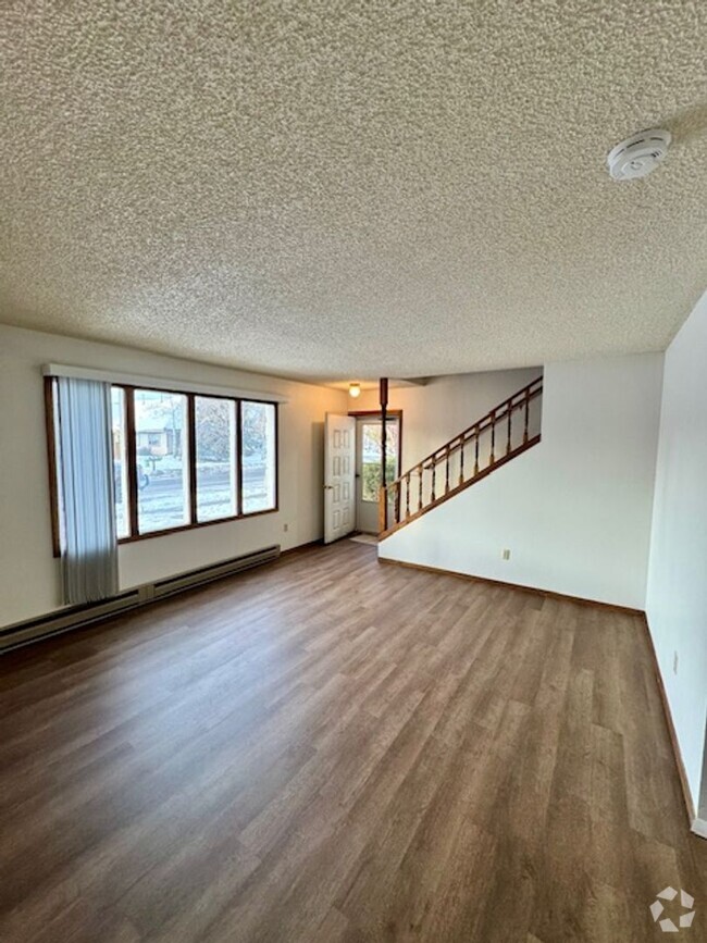 Building Photo - 4 Bedroom, 2.5 Bathroom Townhouse, Close t...