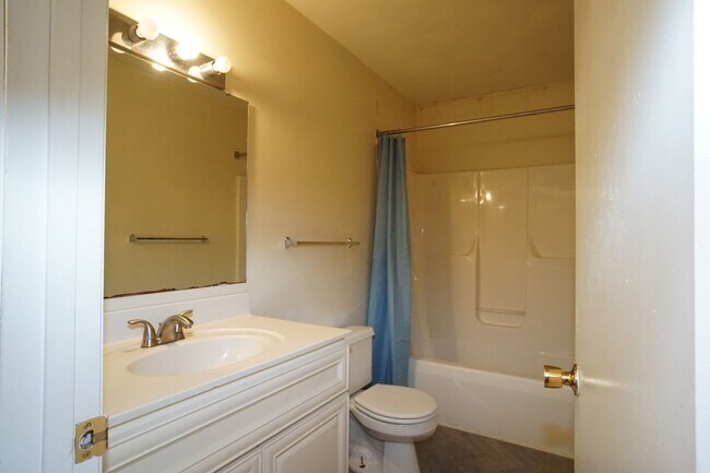 Building Photo - 4 Bed/2 1/2 Bath Bus Line Reserved Parking