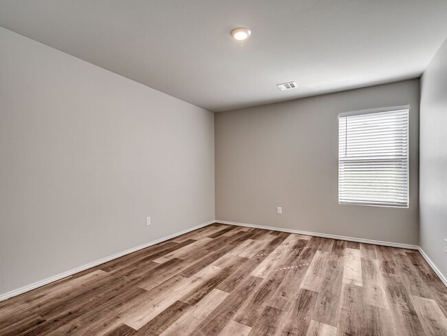 Building Photo - Home Close to Surrey Hills + 3 bedrooms