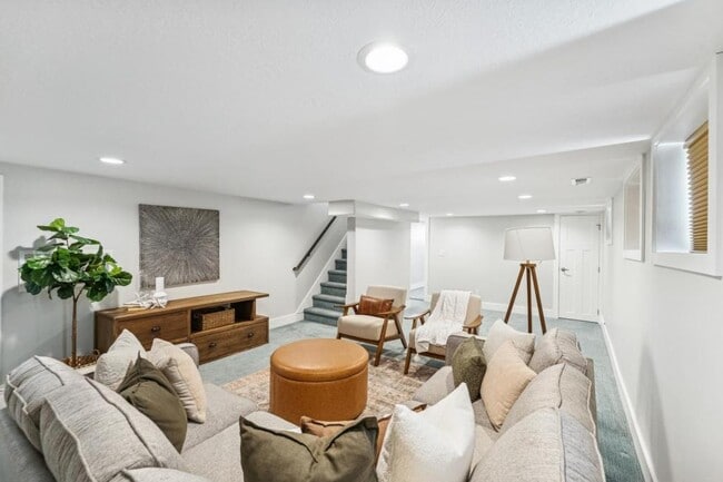 Building Photo - 1041 Yale Ave S