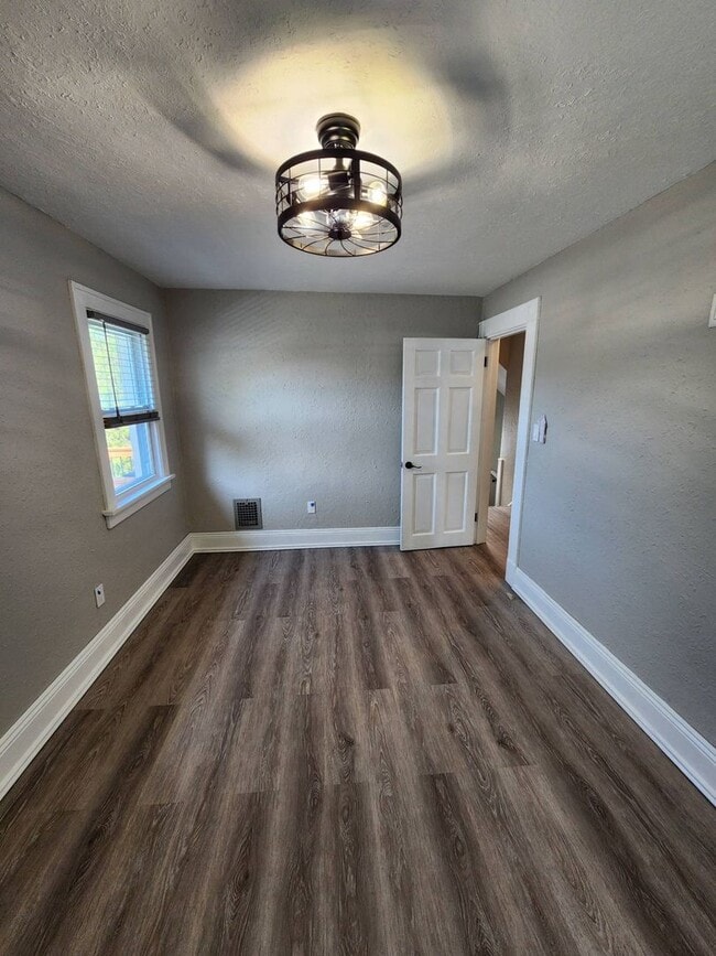 Building Photo - Newly Renovated 3-Bedroom Property in Prim...