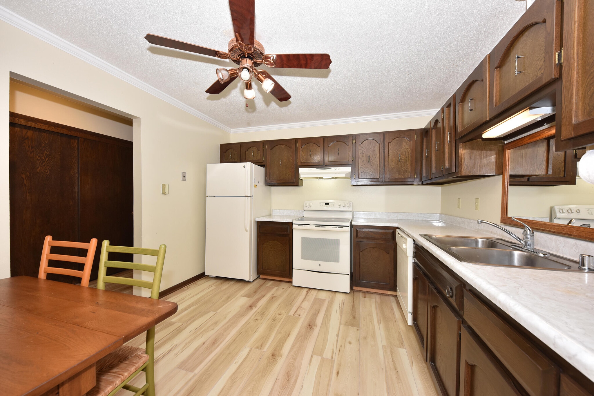 Building Photo - 2076 Chateau Ct
