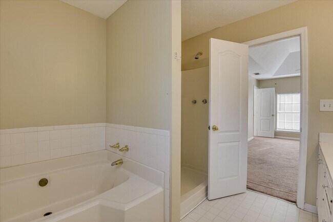 Building Photo - 2102 Howard Mill Rd