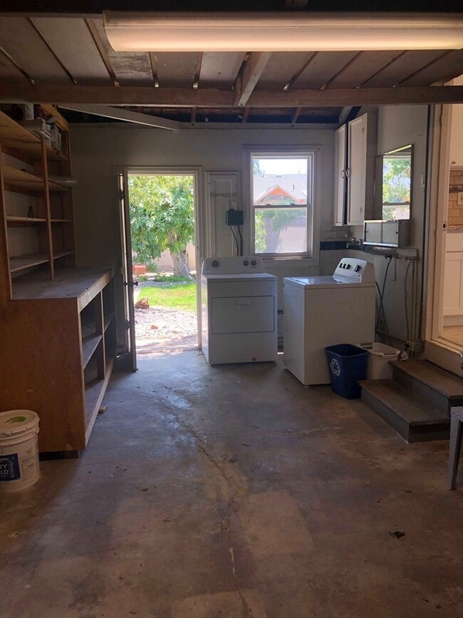 Building Photo - Charming 2 Bedroom Home Close to Downtown