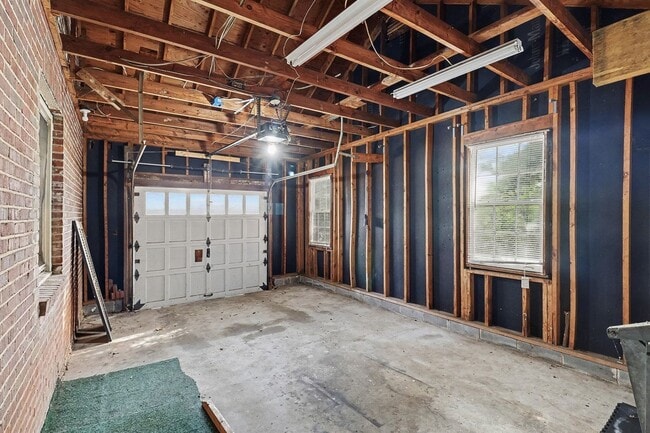 Building Photo - Great Emory Area Rental