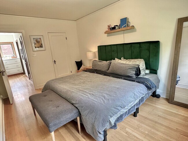 Building Photo - Charming 1 bed condo in desired Eastlake! ...