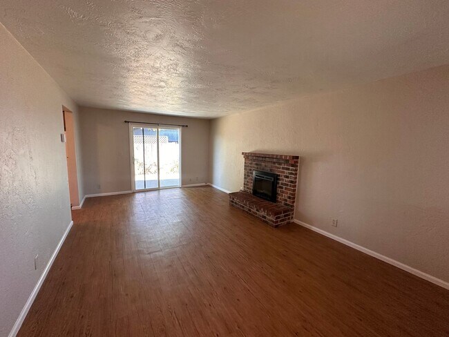 Building Photo - 520-522 N 38th Pl