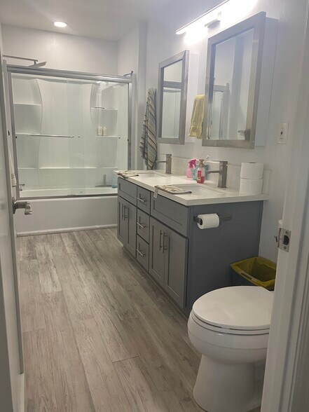 dual vanity sink with a nice shower and tub - 9234 -9236 Winter Gardens Blvd