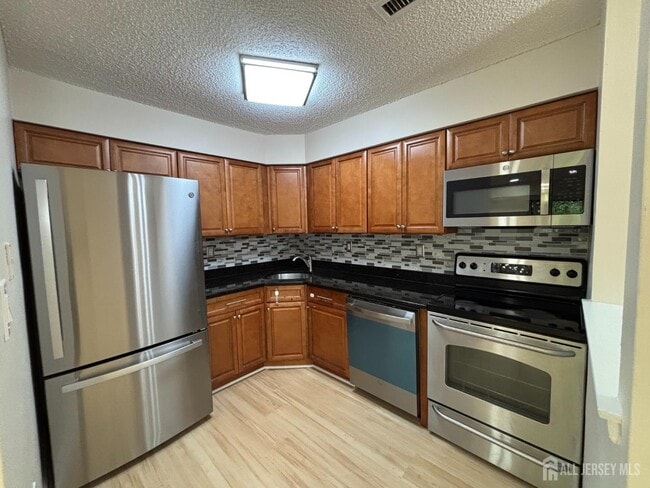 Building Photo - 215 Aspen Dr