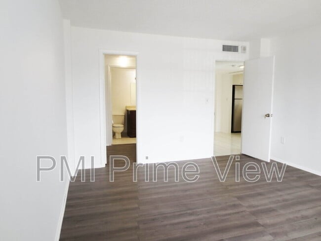 Building Photo - 4164 Inverrary Dr