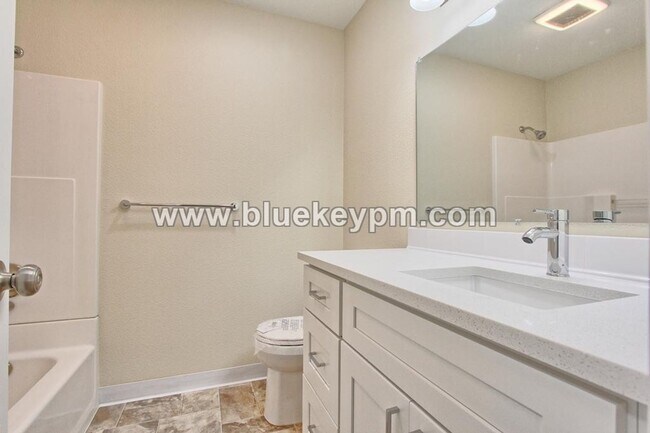 Building Photo - 5 Bed, 3 Bath Home in Orchards with Primary Bedroom on Main