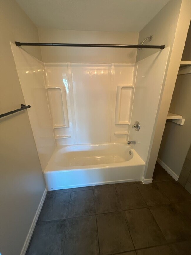 Building Photo - Charming 2-Bedroom Property in Prime Location
