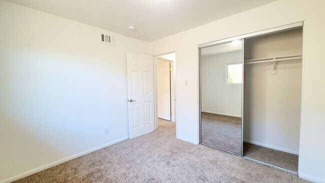 Building Photo - Perfect Single Story Condo Available!