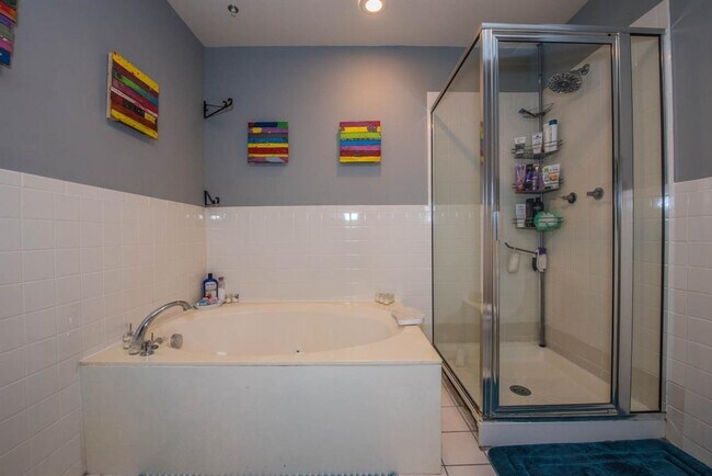 Building Photo - 915 N San Jacinto St