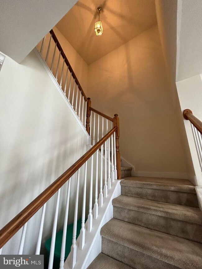 Building Photo - 2387 Dorchester St W