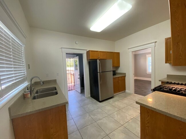 Building Photo - Gorgeous 2BR/1BA Home in Temescal, Great N Oakland Location