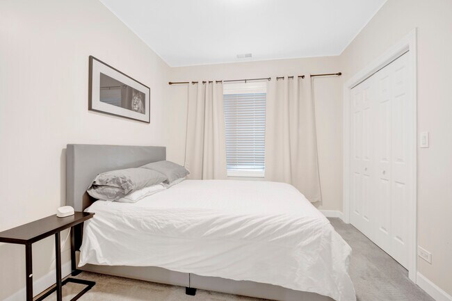 Building Photo - 870 N Milwaukee Ave