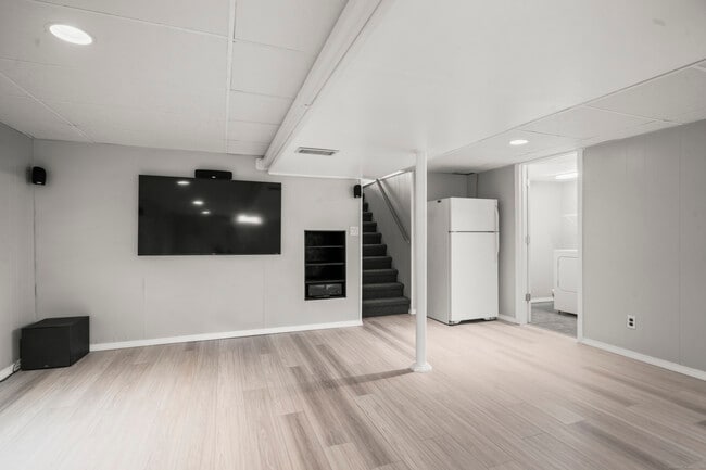 Building Photo - 31 Varno Ln