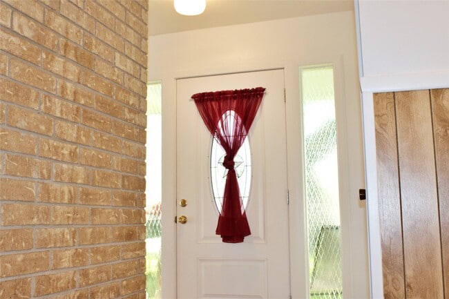 Building Photo - 218 Smith St